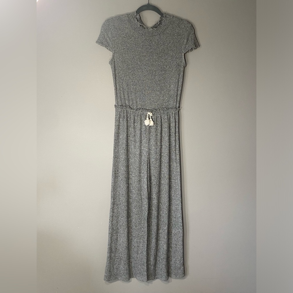 Target Gray Jumpsuit M
1 piece 
Mock turtleneck, cap sleeve 
No tags.